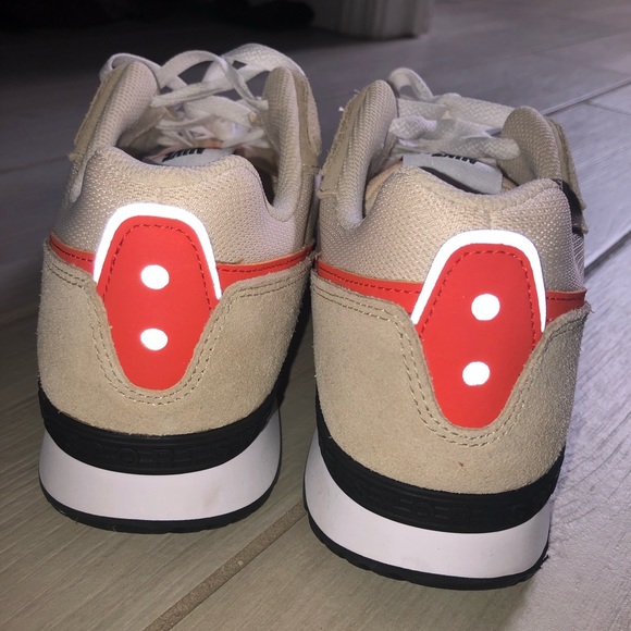 NWT NIKE VENTURE RUNNER- Size 8 - Picture 3 of 4